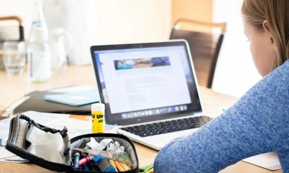 Τηλεκπαίδευση - τηλεργασία: Η σωστή στάση του σώματος